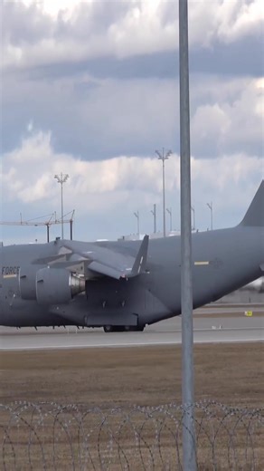 Boeing C-17 Globemaster III USAF arrival | Aero Admirers