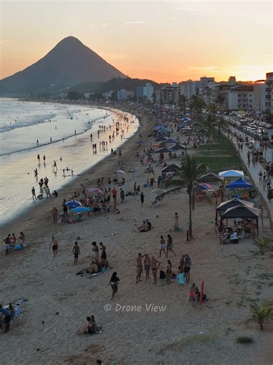 Piúma não é só um lugar… é um sentimento 🌅 Quem mais sente essa paz quando o sol se despede? 💛 Comenta “Piúma” se você voltaria aqui#foryou #praia #pordosol #drone #verao @Drone View
