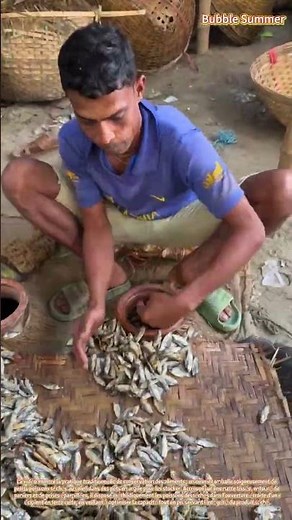 Conservation du poisson : un ouvrier emballe les prises séchées dans des récipients en terre cuite