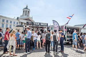 Summer in Brussels is full of pop-ups to hang out with your posse! Every Friday it's Feel Good Friday thanks to Frunch, our fav Lunch spot in town! 🌞😎🍹 | visit.brussels