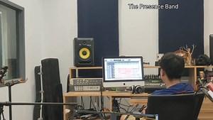 🎸ဒီနေ့ကတော့ ဂစ်တာသင်တန်းနားပြီး Sya Ah Khin သီချင်း The Presence band နဲ့ တီးခတ်ဖြစ်တာလေး 😊 | JUDAH Music Class