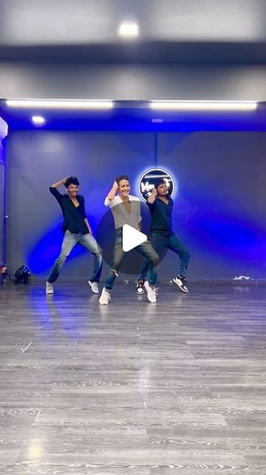 Vadanya Wabale on Instagram: "College Ki….. Ek Ladki Hai😍❤️ W// @stevenfrank_mjdi @siddhesh_1310 #trending #reels #viral #explore #explorepage #reelsinstagram #reelitfeelit #i_am_vadanya"