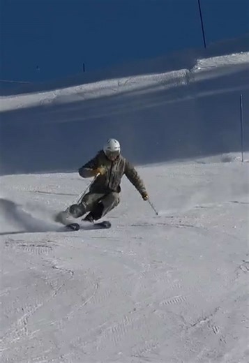 Short Parallel Turns Busy slopes? Ski the side 👀⛷️ The edge of the piste often has grippier snow, fewer people, and cleaner lines for short turns. ##parallelskiing##skitechnique##skitips