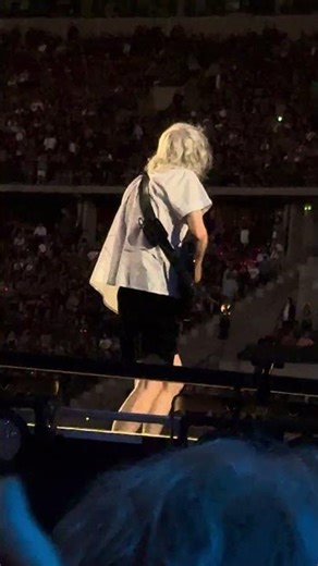 ⚡🎯 AC/DC never ease up – Angus Young keeps the look, age fuels comments #ACDC