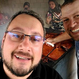 É disso que eu to falando! Escuta o barulho... Porco à Paraguaia é um estouro! #UmEstouro #ApaixonadoPorChurrasco #BoraChurrasquear #ChurrasNaVeia #PorcoAParaguaia #DanylloCunha | Apaixonado por Churrasco