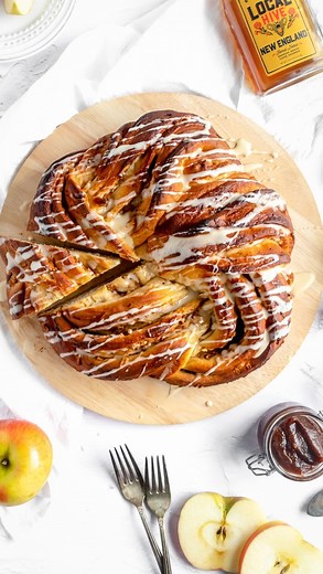 🍯 APPLES & HONEY BABKA 🍎 Just in time for Rosh Hashanah, this round, braided apples and honey babka is packed full of apple butter, finely chopped apple pieces, and drizzled with a honey icing. ⁠ ⁠ Warning: You will get messy making it. But I believe in you. Embrace the mess, because it will taste and look great in the end.⁠ ⁠ 🔗: Find the full recipe at the link in my bio (@the.practical.kitchen) or on ThePracticalKitchen.com!⁠ ⁠ https://thepracticalkitchen.com/apples-and-honey-babka/⁠ ⁠ #bab