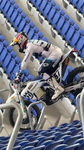 Single-wheeling DOWN Europe's STEEPEST stand 🔥😮‍💨 #SuperEnduro World Champion Billy Bolt x Everton