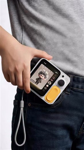 🤖✨ Luka AI Cube, une IA qui apprend en discutant. Elle comprend, mémorise et adapte ses réponses au fil du temps. Idéale pour échanger, apprendre… et répondre aux questions des enfants sur la vie, les animaux, les plantes ou l’art qui nous entoure. Tu testerais ? 👀 #IA #Innovation #Tech #Education #Futur | Julien Tellouck