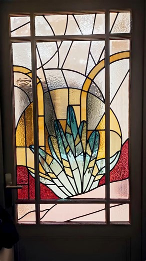 À seulement 25 ans, Léa Michielin fait revivre l'art ancestral du vitrail en Haute-Corrèze. Patience, précision et passion : elle transforme le verre en œuvres colorées qui illuminent nos intérieurs. "Le verre ne pardonne pas", explique cette jeune artisane qui redonne vie à cet art millénaire. Miroirs, bijoux, créations sur-mesure... chaque pièce apporte couleur et caractère à nos maisons. Fiers de nos talents locaux qui choisissent notre territoire pour s'épanouir ! 👉 Regardez cette belle ren