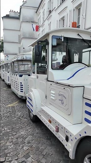 Exploring Montmartre in Style – Paris Tourist Cars!