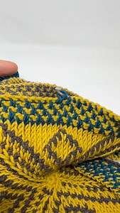 Tunesisch Häkeln: Hier wird eine Blende im Perlmuster gehäkelt. Abwechselnd ein Strickstich und ein Reverstich im Wechsel undvin jeder Runde versetzt häkeln. Ich häkle mit meiner Woolly Hugs Wolle, Qualität MERINO STRETCH Die Blende wird hier für die Jahresdecke verwendet: https://veronikahug.com/shop/tunesisch-gehaektelte-jahresdecke-2025-patchwork-norway-decke/ #WoollyHugs #tunesischhäkelnüberrascht #häkeltipps #tunesischhäkeln #woollyHugs | Veronika Hug