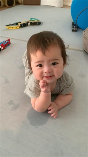 足をバタバタして喜びを表現する赤ちゃん #0歳8ヶ月 #赤ちゃん #baby