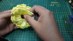 4.3K views · 310 reactions | Seguimos con los tutoriales de la semana FLORES AMARILLAS  flor puntaditas | Betty y su mundo de flores | Facebook