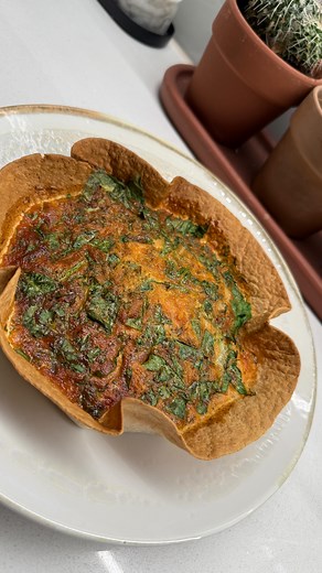 Super Quick & Easy Air Fryer Quiche ✨👌 Using a tortilla as the base for this is a game changer 🙌 Perfect for a quick lunch or midweek dinner when you’re short on time (and ingredients!) mix it up with your favourite flavours 😋 ✨Check out my APP for 200 tasty air fryer recipes ✨ #quickrecipes #easyrecipe #airfryer #airfryermaster #eggrecipe #quickdinner #lunch #lunchideas #dinner #dinnerideas #dinnerwithme #eggs #eggsforbreakfast | Air Fryer Girl UK