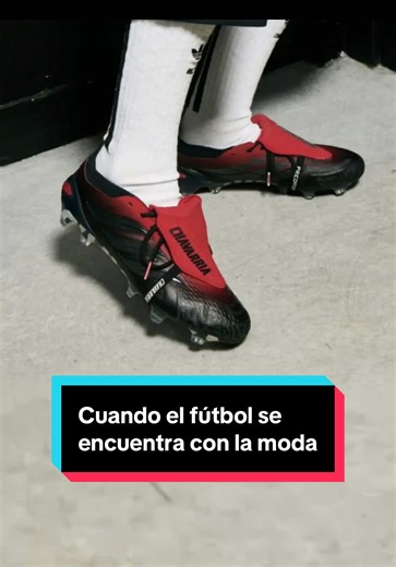 👟⚽ Cuando el fútbol se encuentra con la moda Las adidas Predator 26 aparecieron en la pasarela de París en el show de adidas Originals x Willy Chavarria FW26… y se robaron todas las miradas. Negro, rojo y mucha actitud. Botas hechas para la cancha, pero con alma de alta moda. ¿Crees que algún día veamos algo así en una Copa del Mundo? 👀🔥 Déjame tu opinión y sígueme para más contenido de calzado y fútbol. #Predator26 #FashionWeek #adidasOriginals #WillyChavarria #Futbol