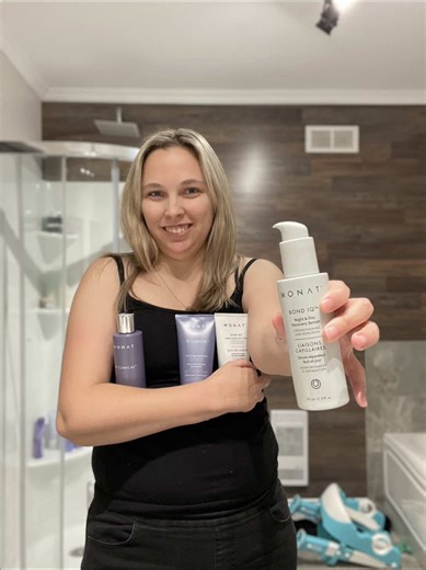On dit que prendre soin des cheveux blonds c’est difficile… En réalité, c’est juste une question de routine adaptée. J’ai simplifié ma routine à 3 produits, zéro prise de tête. Resultat : brillance, douceur, blond éclatant. ✨ Tu veux ta routine blonde personnalisée ? 👇💛 Commente “BLOND” ou écris-moi #c#cheveuxblondsr#routineblondm#momlifem#mamanblondeenergy