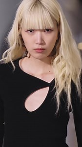 Introducing Byblos “DNA” Neckline Sweater & Multi-tasking Oversized Cargo. Presenting the “DNA” stretch viscose knit sweater, meticulously designed with a ribbed construction, an asymmetric neckline featuring infinity motifs, and a side opening secured by a refined zipper. Complementing this, Byblos stretch cotton cargo pants, boasting an oversized fit and detailed with zippers at the cuffs, allowing for adjustable hemlines. The waist strap ensures a tailored and customizable fit, while the addi