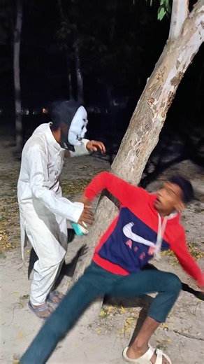 ped per Khade hokar phone dekh raha tha bhoot a Gaya 🤣 👉#comedy #comedyfilms #ghost #horror #shorts