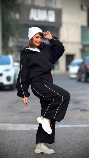 ‎بوتیک آلما ( پوشاک دخترونه و زنونه )‎ on Instagram‎: "ست سویشرت شلوار سه نخ با این‌قواره و مدل تینیجرش ❤️😍 پارچه و دوخت درجه یک با سه رنگ کاربردی و زیبا 🫶 فری سایز مناسب ۳۶-۳۸-۴۰-۴۲-۴۴ سویشرت# کراپ پایینش کش داره شلوار کمر کش دمپا گت خور تو این ریلز دمپا هر سه رنگش گت خورده استایل کردیم میتونید بگ دمپا گشاد هم بپوشید سفارش و اطلاعات بیشتر دایرکت ارسال به تمام نقاط با پست و تیباکس ارسال به رشت با پیک #ست_دورس #هودی #سویشرت #جاگر"‎