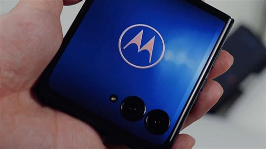 摩托罗拉小折叠手机亮相，便携设计轻松放入口袋，日常通勤与出差都能畅享大屏体验。
