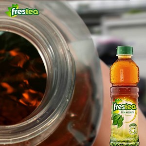 Cuma bisa ngintip? Mending langsung ambil dan minum freshnya daun teh asli dalam FRESTEA 350 ml! | Frestea