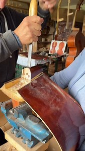 Double Bass Restoration – Neck Removal Removing the neck on this bass was tricky — the neck heel was glued with the same hard, chemical glue we found on the top plate. To avoid damaging the block, we drilled small holes and carefully chopped it out bit by bit. As always with old instruments, you never know what you’ll find underneath. In this case, we uncovered a large hole in the button, likely from a previous neck reset, cleverly hidden under a decorative wood insert on the back. Creative? Yes