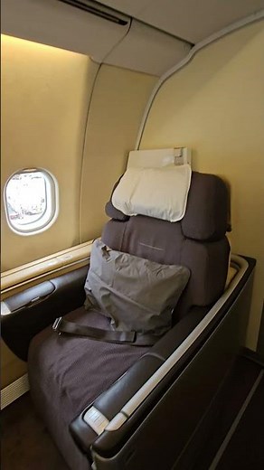 Lufthansa Airlines Airbus A340-600 First Class Cabin