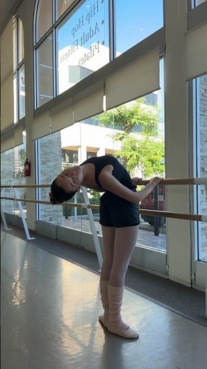 warming up for class🩰✨🫶🏼 #barre #ballet #balletbarre #balletworkout #balletclass #balletdance