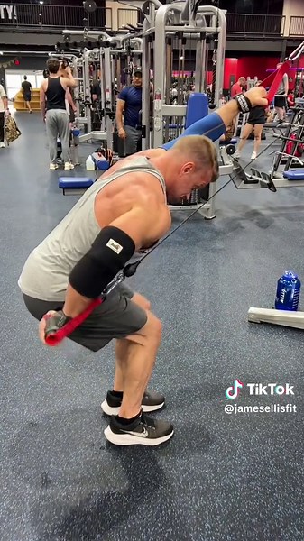 #FitnessFriday - In this video I’m demonstrating a Straight Arm Pulldown which is great for pinpointing the serratus anterior muscle. 💪🏻 👉🏻You can also use a straight bar attachment on the cable machine, or do a barbell or dumbbell pullover lying on a bench to hit this same muscle. As you can see in the video, I prefer this d-handle variation on the cable machine as I’m able to pull my hands all the way back to my hip bones and get a nice squeeze a hold there at the bottom of the motion. Let