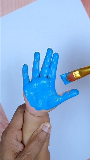Tiny hands today… but memories forever 💕Cute and simple handprint art 👋🎨