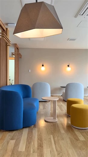 インテリアショップNEST on Instagram: "『島根情報処理センターのトータルコーディネート vol.2』 オフィスコーディネート第二弾。 今回は1Fフロアです。 ワンフロアの図面から、 個室・オープンスペース・ミーティングエリアをシームレスにつなぎ、 「働きやすさ」と「心地よさ」が共存するレイアウトへ。 個々の好きなスペースで、 カフェのような雰囲気でお仕事を、 という思いから ルーバー天井やパーテーション、 アクセントクロスや床面も切り替えながら心地よい空間をご提案。 アクセントにはブルーのソファを採用し、空間にリズム感のある印象をプラス。 ミーティングデスクや造作テーブルの素材やサイズも空間全体のバランスを意識しながらプランニングしました。 スタッフの皆様から喜びの声をいただけたことが何よりの励みです。 改めて、“働く環境が人を変える” ということを実感したプロジェクトでした。 #オフィスデザイン #オフィスコーディネート #内装デザイン #空間デザイン #コワーキング #ゾーニング #オフィスインテリア #ミーティングスペース #ワークスペース #オフィス家具 #造