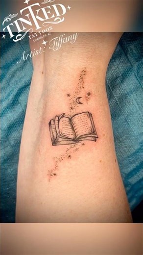 For the book lovers who carry their stories everywhere 📖✨