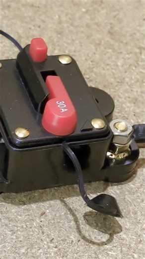 バッテリからコンバーターの間に新たにサーキットブレーカー付けました。スイッチ代わりにもなるので！ 2sq