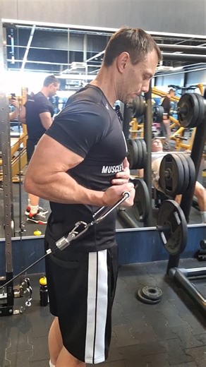 Cable biceps curls | Proper form! This curl really works the biceps 💪🏻