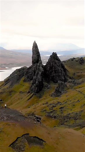 Cap sur l'île de Skye, en Écosse ✨ Partez à la découverte de l'île de Skye, joyau de l'archipel des Hébrides intérieures, célèbre pour ses paysages grandioses, ses côtes sauvages et ses bassins féeriques. Laissez-vous envoûter par la magie de cette île, où nature et légendes celtiques se rencontrent. Réservez dès maintenant votre prochain voyage 👇 https://bit.ly/41qtUn0 | Brittany Ferries