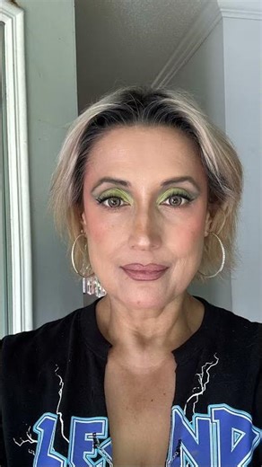 How I did this cut crease, see tutorial. https://youtu.be/KIyDrHY2NB0?si=01XqxfH3itSM77wb