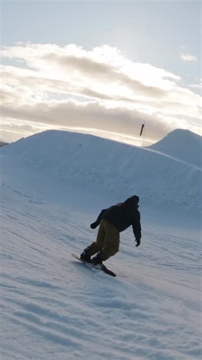 The 2025/26 @head_snowboards Incite LYT blends freestyle versatility with all-mountain precision, giving you pop, edge control and playful flow across the snow. Hit the link in bio to watch the full review. #HeadSnowboards #InciteLYT #SBIFirstThoughts | Snowboard International