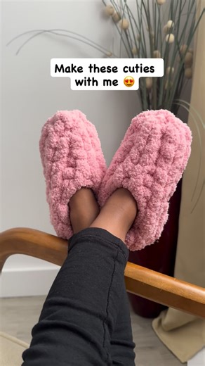 Siicre’Art on Instagram: "📣English below / Français plus bas 👇 ✨ Want to make your own slippers? This great news is for you! ✨ The hand-knitted slippers written PDF guide + video tutorial is officially available 👣🧶 💡 A 2-in-1 pattern(English & French): ✔️ Classic slippers ✔️ Slipper boots (ankle-high version) Everything is explained step by step, with key pictures, guiding you from start to finish — beginner-friendly 🤍 A cozy, practical project you