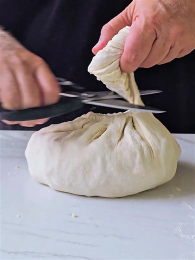 Fugazzeta Invertida Cuando se creía que en el mundo de la fugazzeta estaba todo inventado, acá vengo con este delirio de la Fugazzeta Invertida o Upside Down Fugazzeta (Como más les guste). Para hacerla es solo necesario tener una masa de pizza lista para usar y listo, seguir las