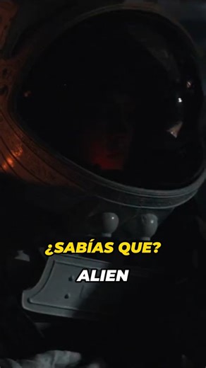 ¿SABÍAS QUE? En ALIEN… A pesar del mito, ¿la escena en la que vemos al alien salir del pecho de Kane, no se filmó en una sola toma? De hecho, la escena se filmó dos veces: en la primera toma, el aparato encargado de reventar el pecho no atravesó la camisa de Kane, por lo que el equipo tuvo que reiniciarlo y filmarlo nuevamente. El intento fallido es visible en la película terminada, ya que Ridley Scott pensó que hacía que pareciera que la criatura estaba luchando por abrirse camino y hacía que l