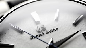 Snowflake ไอคอนนิค ตัวดังของ Grand Seiko ที่ได้แรงบันดาลใจในการออกแบบหน้าปัดมาจาก “เกล็ดหิมะ” ที่ทับถมกันจนเป็นมิติงดงาม เหล่าคาทุมิหรือช่างนาฬิกาของ Grand Seiko ต่างประทับใจในความงามนี้ จึงนำมาสร้างสรรค์จนได้เป็นลวดลาย Snowflake อันเป็นเอกลักษณ์ Grand Seiko Snowflake ขับเคลื่อนด้วยกลไก Spring Drive จุดเด่นคือเข็มวินาทีที่เดินเรียบไม่สะดุด หรือที่ผู้ชื่นชอบ Grand Seiko รู้จักกันดีในนาม “เข็มสะกดวิญญาณ” ตัวเรือนได้รับการขัดตกแต่งด้วยเทคนิค “ซารัสซึ (Zaratsu)” วิธีการขัดตัวเรือนที่ทำให้นาฬิกามีพื้