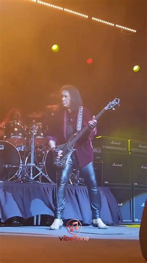 Gene Simmons plays the bass #genesimmons #kissband ,