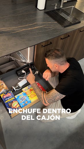 Miguel Gómez on Instagram: "¿Enchufes a la vista 🔌? No, gracias. Si te gusta el diseño limpio y sin interrupciones, este sistema te va a encantar: un enchufe oculto dentro del cajón que te permite olvidarte de perforar la encimera y eliminar el ruido visual. ¿Tú también prefieres que todo quede bien escondido? 👀👇 Producto de: Cucine Oggi @cucineoggi.homeproducts #diseñodecocinas #cocinasmurcia #diseñodeinteriores #formascocinas #ByMiguelGomez #interioriorismo"