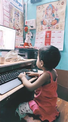 little baby uses a computer 🖥️....