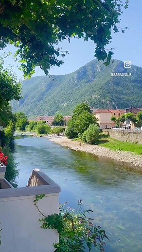 ✨EL SECRETO MEJOR GUARDADO DE LOS PIRINEOS FRANCESES 🇫🇷 🏞️ En el corazón de los Pirineos franceses, se encuentra esta encantadora ciudad, famosa por sus aguas termales. 💧 🧖‍♀️ Visita Les Bains du Couloubret, el complejo termal más famoso del lugar por aprovechar las aguas termales naturales de la región. Estas aguas, que pueden alcanzar hasta 77°C. 🚵 Aquí también podrás disfrutar de senderismo por las montañas y esquiar. 🏰 Si eres amante de la historia, la medieval ciudad de Foix está a s
