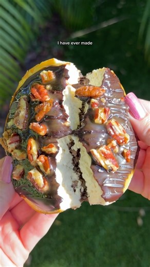 liv carbonero on Instagram: "Turtley (cheesecake) obsessed with this one 🐢🧁 [~274 cals 21g protein] - Find my cookbooks in my bio 👀💖 Sometimes recipes are in the works for a WHILE cause I don’t like posting mid recipes. I hope you love this one as much as I do 🤗 - (Chocolate crust) ✰ 1 cup (30g) chocolate rice kripsy cereal ✰ 2-3 tbsp (30-45g) sf maple syrup (Cheesecake) ✰ 1/2 cup (124g) low fat cream cheese ✰ 2/3 cup (160g) 0% Greek yogurt ✰ 1/4 cup (50g) monkfruit ✰ 1 egg ✰ dash vanilla a