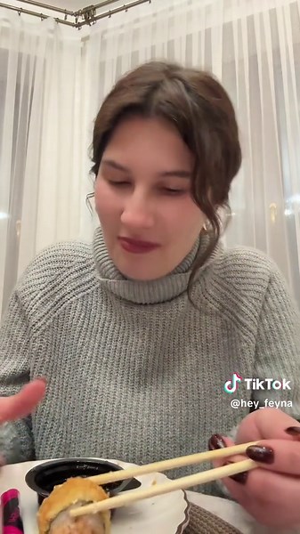 Moi rodzice mieszkają w miarę blisko Czech i zabrali nas na tradycyjny czeski obiad 🤤 Wieczorem za to musieliśmy wrócić już do Krakowa na urodziny taty mojego narzeczonego, stąd też na kolację sushi 😁☺️ A ja was zapraszam na realistyczne co jem w ciągu dnia ❤️ #realisticwhatieatinaday #cojemwciagudnia #whatieat #dc #fyp