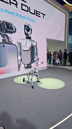 HONOR’s Humanoid Robot Backflip Is INSANE 🤖🔥