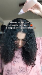 ✅ ¿Por qué usar vinagre de manzana? • Equilibra el pH. • Cierra la cutícula = más brillo. • Elimina residuos de productos. • Controla la picazón o caspa ligera. ✅ ¿Cada cuánto usarlo? • 1 vez cada 2 a 4 semanas. • Si tu cabello es seco, mejor cada mes. • No abusar: reseca si se usa de más. ✅ ¿Cómo prepararlo? • Diluir: 1 parte de vinagre 3 o 4 partes de agua. • Usar como enjuague después del shampoo. • Dejar 3-5 minutos y enjuagar bien. • Finalizar con acondicionador si quieres. ✅ Tips extra: • 