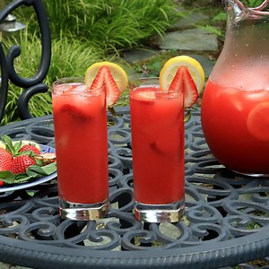 272K views · 1.4K reactions | Homemade strawberry lemonade {Limonada de fresa} Recipe: https://www.laylita.com/recipes/strawberry-lemonade/ Receta: https://www.laylita.com/recetas/limonada-de-fresa/ YouTube: https://www.youtube.com/c/Laylitacom | Laylita's Recipes | Facebook